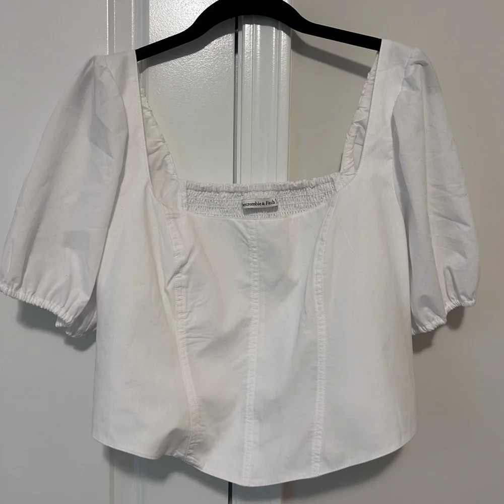 EUC Size L Abercrombie and Fitch top - Picture 1 of 3